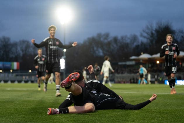 26.11.2025, xhfmx, Fußball UEFA Youth League, Eintracht Frankfurt - Aatalanta Bergamo v.l. Alexander Staff (Eintracht Frankfurt) und Alessandro Gaul Souza (Eintracht Frankfurt) bejubeln das 1:0 gegen Bergamo. Tor, Goal, Jubel, Celebration (DFL DFB REGULATIONS PROHIBIT ANY USE OF PHOTOGRAPHS as IMAGE SEQUENCES and or QUASI-VIDEO) Dreieich