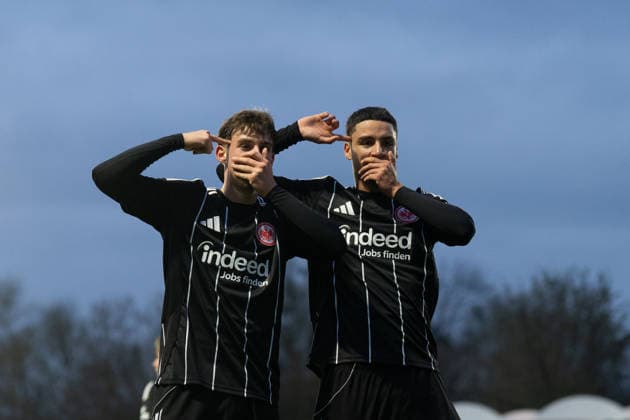 26.11.2025, xhfmx, Fußball UEFA Youth League, Eintracht Frankfurt - Aatalanta Bergamo v.l. Alexander Staff (Eintracht Frankfurt) und Alessandro Gaul Souza (Eintracht Frankfurt) bejubekn das 1:0 gegen Bergamo. (DFL DFB REGULATIONS PROHIBIT ANY USE OF PHOTOGRAPHS as IMAGE SEQUENCES and or QUASI-VIDEO) Dreieich