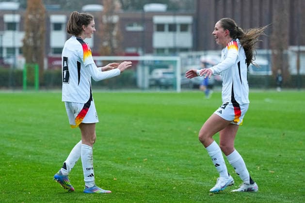 26.11.2025, xydrx, Fußball, Länderspiel, EM-Qualifikation U19-Frauen, Belgien - Deutschland, Sportschule Wedau: Torjubel nach dem Tor zum 1:1 für Deutschland durch Torschütze Lotta Wrede (GER 8) zusammen mit Maj Schneider (GER 15) Nordrhein-Westfahlen Deutschland