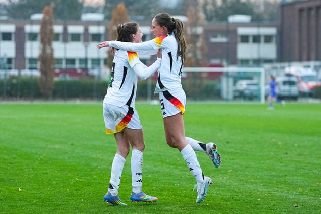 26.11.2025, xydrx, Fußball, Länderspiel, EM-Qualifikation U19-Frauen, Belgien - Deutschland, Sportschule Wedau: Torjubel nach dem Tor zum 1:1 für Deutschland durch Torschütze Lotta Wrede (GER 8) zusammen mit Maj Schneider (GER 15) Nordrhein-Westfahlen Deutschland