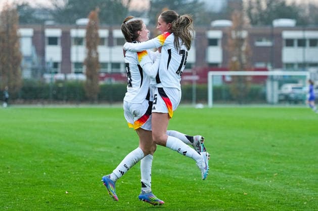 26.11.2025, xydrx, Fußball, Länderspiel, EM-Qualifikation U19-Frauen, Belgien - Deutschland, Sportschule Wedau: Torjubel nach dem Tor zum 1:1 für Deutschland durch Torschütze Lotta Wrede (GER 8) zusammen mit Maj Schneider (GER 15) Nordrhein-Westfahlen Deutschland