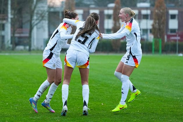 26.11.2025, xydrx, Fußball, Länderspiel, EM-Qualifikation U19-Frauen, Belgien - Deutschland, Sportschule Wedau: Torjubel nach dem Tor zum 1:1 für Deutschland durch Torschütze Lotta Wrede (GER 8) zusammen mit Maj Schneider (GER 15) und Luzie Zaehringer (GER 5) Nordrhein-Westfahlen Deutschland
