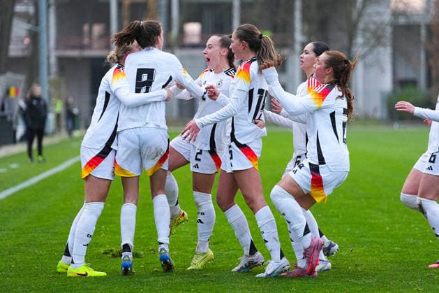 26.11.2025, xydrx, Fußball, Länderspiel, EM-Qualifikation U19-Frauen, Belgien - Deutschland, Sportschule Wedau: Torjubel nach dem Tor zum 1:1 für Deutschland durch Torschütze Lotta Wrede (GER 8) zusammen mit Maj Schneider (GER 15) und Luzie Zaehringer (GER 5) Felicia Straeßer (GER 2) und Kassandra Potsi (GER 16) Nordrhein-Westfahlen Deutschland