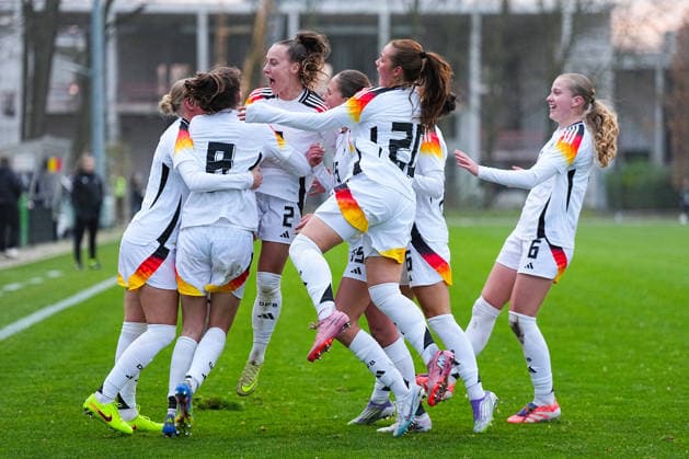 26.11.2025, xydrx, Fußball, Länderspiel, EM-Qualifikation U19-Frauen, Belgien - Deutschland, Sportschule Wedau: Torjubel nach dem Tor zum 1:1 für Deutschland durch Torschütze Lotta Wrede (GER 8) zusammen mit Maj Schneider (GER 15) und Luzie Zaehringer (GER 5) Felicia Straeßer (GER 2) und Kassandra Potsi (GER 16) Nordrhein-Westfahlen Deutschland