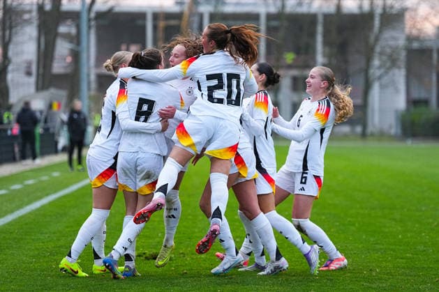 26.11.2025, xydrx, Fußball, Länderspiel, EM-Qualifikation U19-Frauen, Belgien - Deutschland, Sportschule Wedau: Torjubel nach dem Tor zum 1:1 für Deutschland durch Torschütze Lotta Wrede (GER 8) zusammen mit Maj Schneider (GER 15) und Luzie Zaehringer (GER 5) Felicia Straeßer (GER 2) und Kassandra Potsi (GER 16) Nordrhein-Westfahlen Deutschland