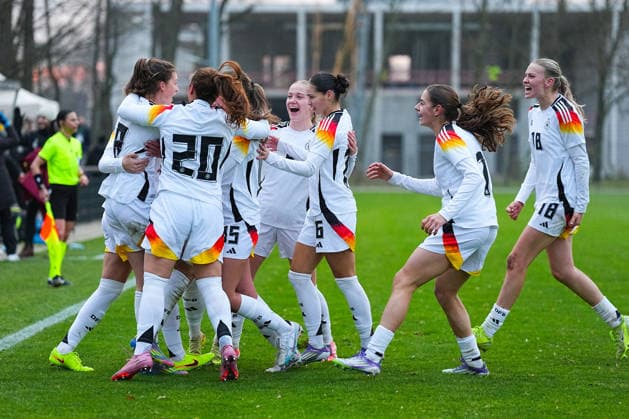 26.11.2025, xydrx, Fußball, Länderspiel, EM-Qualifikation U19-Frauen, Belgien - Deutschland, Sportschule Wedau: Torjubel nach dem Tor zum 1:1 für Deutschland durch Torschütze Lotta Wrede (GER 8) zusammen mit Maj Schneider (GER 15) und Luzie Zaehringer (GER 5) Felicia Straeßer (GER 2) und Kassandra Potsi (GER 16) Mia-Lena Maas (GER 18) Nordrhein-Westfahlen Deutschland