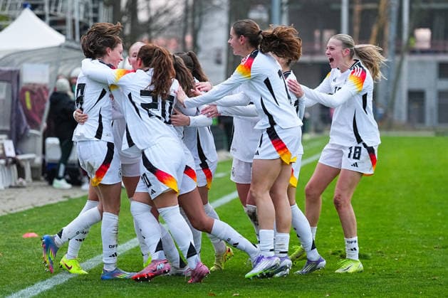 26.11.2025, xydrx, Fußball, Länderspiel, EM-Qualifikation U19-Frauen, Belgien - Deutschland, Sportschule Wedau: Torjubel nach dem Tor zum 1:1 für Deutschland durch Torschütze Lotta Wrede (GER 8) zusammen mit Maj Schneider (GER 15) und Luzie Zaehringer (GER 5) Felicia Straeßer (GER 2) und Kassandra Potsi (GER 16) Mia-Lena Maas (GER 18) Nordrhein-Westfahlen Deutschland