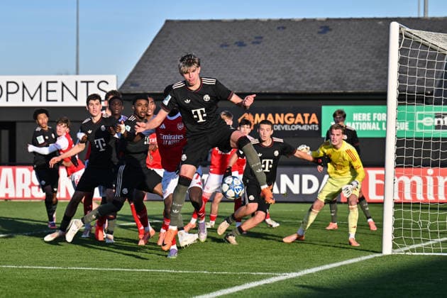 Uefa Youth League: Arsenal London - FC Bayern München; 26.11.2025 BOREHAMWOOD, ENGLAND - 26. NOVEMBER: Torschuss von Guido DELLA ROVERE (FC Bayern München U19 10) nach einer Ecke für die Bayern beim Ligaspiel zwischen der U19 von Arsenal London und der U19 des FC Bayern München am 5. Spieltag der UEFA Youth League im Meadow Park am 26.11.2025 Copyright: xBEAUTIFULxSPORTS Goldbergx