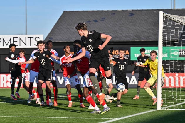 Uefa Youth League: Arsenal London - FC Bayern München; 26.11.2025 BOREHAMWOOD, ENGLAND - 26. NOVEMBER: Torschuss von Guido DELLA ROVERE (FC Bayern München U19 10) nach einer Ecke für die Bayern beim Ligaspiel zwischen der U19 von Arsenal London und der U19 des FC Bayern München am 5. Spieltag der UEFA Youth League im Meadow Park am 26.11.2025 Copyright: xBEAUTIFULxSPORTS Goldbergx
