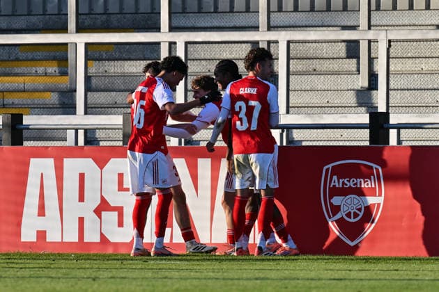 Uefa Youth League: Arsenal London - FC Bayern München; 26.11.2025 BOREHAMWOOD, ENGLAND - 26. NOVEMBER: Jubel der Engländer nach dem Treffer zum 3-1 durch Ceadach O Neill (Arsenal FC U19 76) Tor Torschuetze Freude Happy beim Ligaspiel zwischen der U19 von Arsenal London und der U19 des FC Bayern München am 5. Spieltag der UEFA Youth League im Meadow Park am 26.11.2025 Copyright: xBEAUTIFULxSPORTS Goldbergx