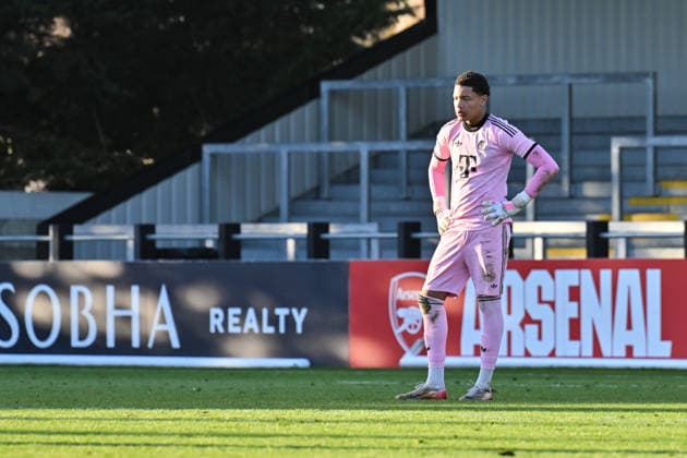 Uefa Youth League: Arsenal London - FC Bayern München; 26.11.2025 BOREHAMWOOD, ENGLAND - 26. NOVEMBER: Im Bild Leonard PRESCOTT (FC Bayern München U19 1) Einzelfoto Freisteller beim Ligaspiel zwischen der U19 von Arsenal London und der U19 des FC Bayern München am 5. Spieltag der UEFA Youth League im Meadow Park am 26.11.2025 Copyright: xBEAUTIFULxSPORTS Goldbergx