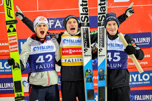 FALUN, SVERIGE 20251126 Österrikes Stephan Embacher (2:a plats), Sloveniens Anze Lanisek (1:a plats) och Sloveniens Domen Prevc (3:e plats) gratuleras pa prispallen efter onsdagskvällens tävling i världscupen i backhoppning för herrar, stor backe, pa Lugnet stadion i Falun. FALUN SVERIGE x10080x *** FALUN, SWEDEN 20251126 Austrias Stephan Embacher 2nd place, Slovenias Anze Lanisek 1st place and Slovenias Domen Prevc 3rd place are congratulated on the podium after Wednesday nights mens ski jumping World Cup competition, large hill, at Lugnet stadium in Falun FALUN SWEDEN x10080x  Copyright: xFredrikxSandberg TTx VÄRLDSCUPEN I BACKHOPPNING STOR BACKE