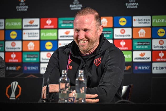 Belgien, Fußball, UEFA Europa League, 2025 2026, Ludovic Magnin (Cheftrainer, FC Basel, 50) bei der Pressekonferenz vor dem Spiel KRC Genk vs FC Basel 1893, 26.11.2025, Cegeka Arena, Genk, Belgien, Copyright: xMarkusxVerwimpx