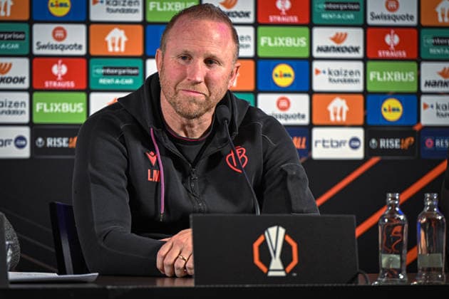Belgien, Fußball, UEFA Europa League, 2025 2026, Ludovic Magnin (Cheftrainer, FC Basel, 50) bei der Pressekonferenz vor dem Spiel KRC Genk vs FC Basel 1893, 26.11.2025, Cegeka Arena, Genk, Belgien, Copyright: xMarkusxVerwimpx