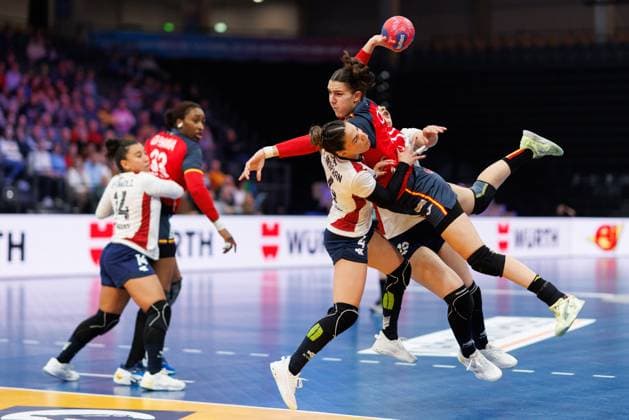 Ester Bosch Somaza (Spanien) im Zweikampf mit Fernanda Insfran Mora (Paraguay), Spanien vs Paraguay, Handball, IHF Handball Weltmeisterschaft der Frauen, 01.Spieltag, 26.11.2025 Spanien vs Paraguay, Handball, IHF Handball Weltmeisterschaft der Frauen, 01.Spieltag, 26.11.2025 *** Ester Bosch Somaza Spain in duel with Fernanda Insfran Mora Paraguay , Spain vs Paraguay, Handball, IHF Womens Handball World Championship, Matchday 01, 26 11 2025 Spain vs Paraguay, Handball, IHF Womens Handball World Championship, Matchday 01, 26 11 2025 Copyright: xEibner-Pressefoto AlexanderxNeisx EP_ANS