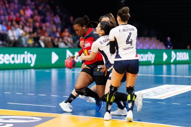 Alicia Cissokoh Gassama (Spanien) im Zweikampf mit Fernanda Insfran Mora (Paraguay) und p29 , Spanien vs Paraguay, Handball, IHF Handball Weltmeisterschaft der Frauen, 01.Spieltag, 26.11.2025 Spanien vs Paraguay, Handball, IHF Handball Weltmeisterschaft der Frauen, 01.Spieltag, 26.11.2025 Copyright: xEibner-Pressefoto AlexanderxNeisx EP_ANS
