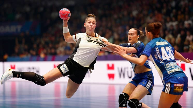 l.-r.: Emily Vogel (DHB, 20), Katrin Jensdottir (Island, 33) and Matthildur Jonsdottir (Island, 43), Womens Handball World Championship, WM, Weltmeisterschaft 2025, Germany - Iceland, GER, Stuttgart, Porsche Arena Copyright: HMBxMedia xHeikoxBecker