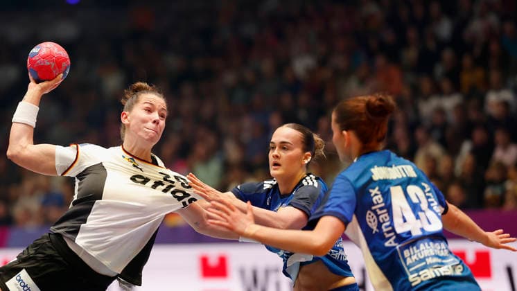 l.-r.: Emily Vogel (DHB, 20), Katrin Jensdottir (Island, 33) and Matthildur Jonsdottir (Island, 43), Womens Handball World Championship, WM, Weltmeisterschaft 2025, Germany - Iceland, GER, Stuttgart, Porsche Arena Copyright: HMBxMedia xHeikoxBecker