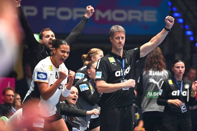 Bundestrainer Markus GAUGISCH (GER), Jubel,Freude,Begeisterung, Vorrunde Deutschland - Island Handball WM der Frauen v. 26.11.-14.12.2025, am 26.11.2025 PORSCHE ARENA Stuttgart,
