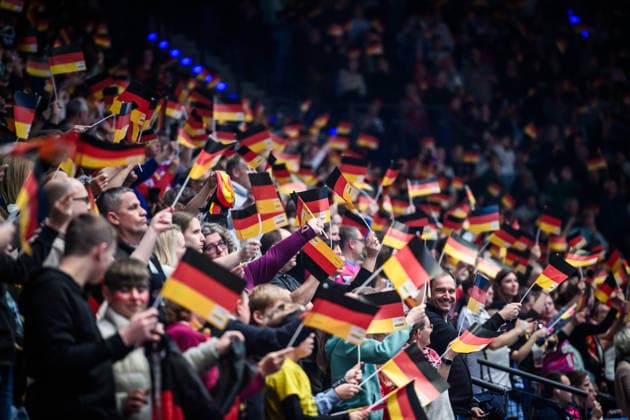 Publikum mit Deutschland-Faehnchen GER, Deutschland - Island, Handball Weltmeisterschaft, Vorrunde, Gruppe C, 26.11.2025 GER, Deutschland - Island, Handball Weltmeisterschaft, Vorrunde, Gruppe C, 26.11.2025 Stuttgart Copyright: xSandyxDinkelackerx EP_SDR