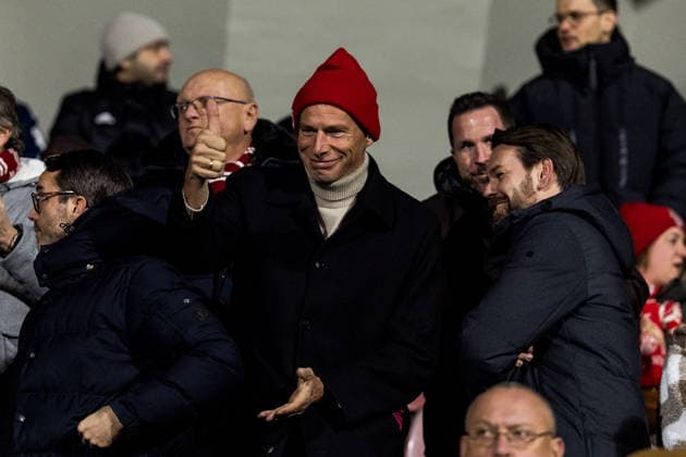 KOELN, GERMANY - NOVEMBER 26: Joern Stobbe (Jörn, Jorn, President 1. FC Koeln) showing thumbs up during the UEFA Youth League match between 1. FC Koeln vs. FC Midtjylland at Franz-Kremer-Stadion on round 3 of the UEFA Youth League on November 26, 2025 in Koeln, Germany. North Rhine Westphalia Germany Copyright: xBEAUTIFULxSPORTS Wunderlx