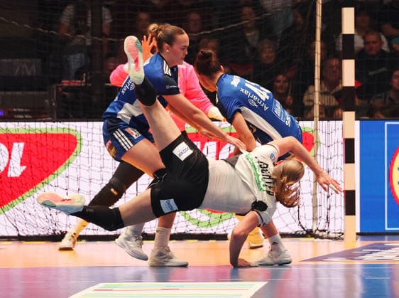 26.11.2025, Deutschland, Stuttgart, F27th IHF WomenÂ s World Championship, WM, Weltmeisterschaft 2025, Germany vs. Iceland, v.l. Katrin Tinna Jensdottir (ISL), Viola Leuchter (GER)