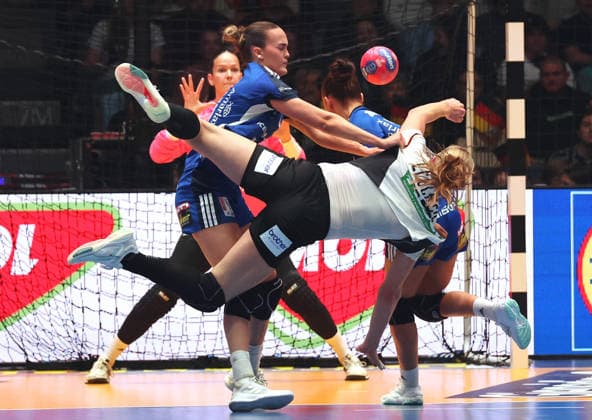 26.11.2025, Deutschland, Stuttgart, F27th IHF WomenÂ s World Championship, WM, Weltmeisterschaft 2025, Germany vs. Iceland, v.l. Katrin Tinna Jensdottir (ISL), Viola Leuchter (GER)