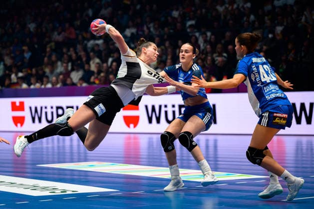 Handball, Frauen WM, Gruppe C: Deutschland - Island Emily Vogel (Deutschland), Katrin Tinna Jensdottir (Island) Stuttgart Porsche Arena Baden-Württemberg Deutschland