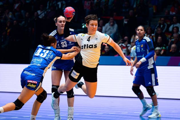 Handball, Frauen WM, Gruppe C: Deutschland - Island v.li. Matthildur Jonsdottir (Island), Alina Grijseels (Deutschland) Stuttgart Porsche Arena Baden-Württemberg Deutschland