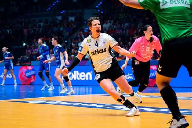 Handball, Frauen WM, Gruppe C: Deutschland - Island Alina Grijseels (Deutschland) Jubel Freude Emotion Torjubel Torschuetze Torschütze Stuttgart Porsche Arena Baden-Württemberg Deutschland