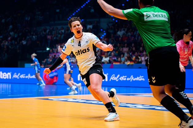 Handball, Frauen WM, Gruppe C: Deutschland - Island Alina Grijseels (Deutschland) Jubel Freude Emotion Torjubel Torschuetze Torschütze Stuttgart Porsche Arena Baden-Württemberg Deutschland