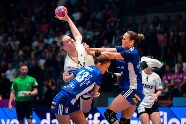 Handball, Frauen WM, Gruppe C: Deutschland - Island v. li. im Zweikampf Matthildur Jonsdottir (Island), Viola Leuchter (Deutschland) Stuttgart Porsche Arena Baden-Württemberg Deutschland