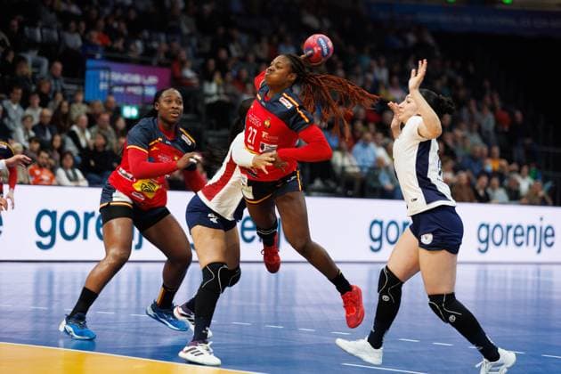 Danila Patricia Delgado Pinto So (Spanien) im Zweikampf mit Fatima Acuna Insfran (Paraguay) und Milagros Samaniego Benitez Torres , Spanien vs Paraguay, Handball, IHF Handball Weltmeisterschaft der Frauen, 01.Spieltag, 26.11.2025 Spanien vs Paraguay, Handball, IHF Handball Weltmeisterschaft der Frauen, 01.Spieltag, 26.11.2025 Copyright: xEibner-Pressefoto AlexanderxNeisx EP_ANS