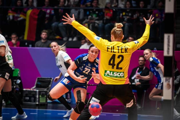 Elin Klara Thorkelsdottir (Island, 22) vs. Katharina Filter (Deutschland, 42) GER, Deutschland - Island, Handball Weltmeisterschaft, Vorrunde, Gruppe C, 26.11.2025 GER, Deutschland - Island, Handball Weltmeisterschaft, Vorrunde, Gruppe C, 26.11.2025 Stuttgart Copyright: xSandyxDinkelackerx EP_SDR