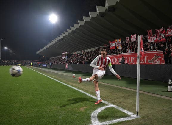 26.11.2025, xophax, Fussball , UEFA Youth League . 1.FC Köln U19 gegen FC Midtjylland. Fans im Franz Kremer Stadion. Jonathan Friedel ( 1.FC Köln ) beim Eckball. Koeln