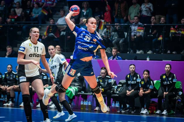 Katrin Tinna Jensdottir (Island, 33) vorbei an Viola Leuchter (Deutschland, 77) GER, Deutschland - Island, Handball Weltmeisterschaft, Vorrunde, Gruppe C, 26.11.2025 GER, Deutschland - Island, Handball Weltmeisterschaft, Vorrunde, Gruppe C, 26.11.2025 Stuttgart Copyright: xSandyxDinkelackerx EP_SDR
