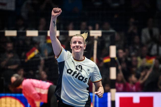 Antje Doell (Deutschland, 29) - Jubel, Freude, Siegerpose GER, Deutschland - Island, Handball Weltmeisterschaft, Vorrunde, Gruppe C, 26.11.2025 GER, Deutschland - Island, Handball Weltmeisterschaft, Vorrunde, Gruppe C, 26.11.2025 Stuttgart Copyright: xSandyxDinkelackerx EP_SDR