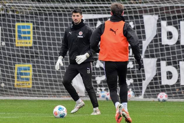 Nikola Vasilj Connor Metcalfe ( Pauli ) Deutschland , Hamburg , Trainingsgelände an der Kollaustrasse , Fussball , 1. Bundesliga , Training des FC St Pauli