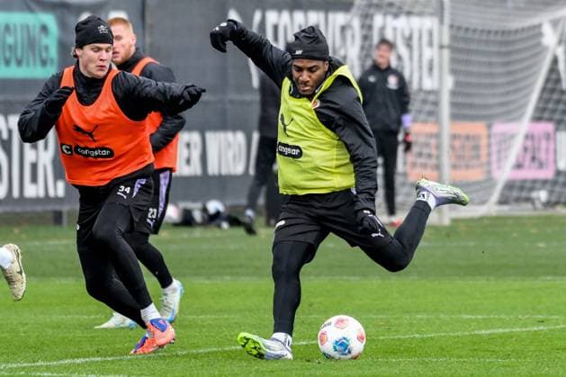 Jannik Robatsch Oladapo Afolayan ( Pauli ) Deutschland , Hamburg , Trainingsgelände an der Kollaustrasse , Fussball , 1. Bundesliga , Training des FC St Pauli