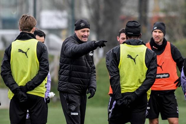 Trainer Alexander Blessin spricht mit dem Team ( Pauli ) Deutschland , Hamburg , Trainingsgelände an der Kollaustrasse , Fussball , 1. Bundesliga , Training des FC St Pauli