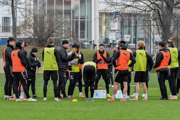 Trainer Alexander Blessin spricht mit dem Team ( Pauli ) Deutschland , Hamburg , Trainingsgelände an der Kollaustrasse , Fussball , 1. Bundesliga , Training des FC St Pauli