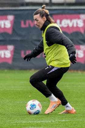 Jackson Irvine ( Pauli ) am Ball Deutschland , Hamburg , Trainingsgelände an der Kollaustrasse , Fussball , 1. Bundesliga , Training des FC St Pauli