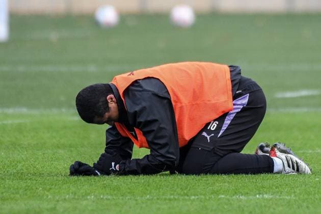 Joel Chima Fujita ( Pauli ) am Boden Deutschland , Hamburg , Trainingsgelände an der Kollaustrasse , Fussball , 1. Bundesliga , Training des FC St Pauli