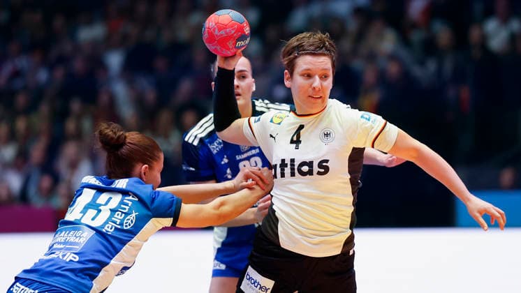 l.-r.: Matthildur Jonsdottir (Island, 43), Alina Grijseels (DHB, 4) and Katrin Jensdottir (Island, 33), Womens Handball World Championship, WM, Weltmeisterschaft 2025, Germany - Iceland, GER, Stuttgart, Porsche Arena Copyright: HMBxMedia xHeikoxBecker