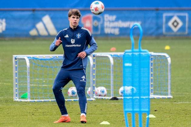 Luka Vuskovic ( HSV ) am Ball Deutschland , Hamburg , Volksparkstadion , Fussball , 1. Bundesliga , Training des Hamburger SV