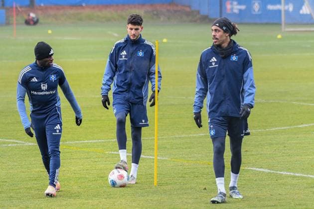 Jean Luc Dompe Daniel Elfadli Yussuf Poulsen ( HSV ) Aufbautraining nach Verletzung am Ball Deutschland , Hamburg , Volksparkstadion , Fussball , 1. Bundesliga , Training des Hamburger SV