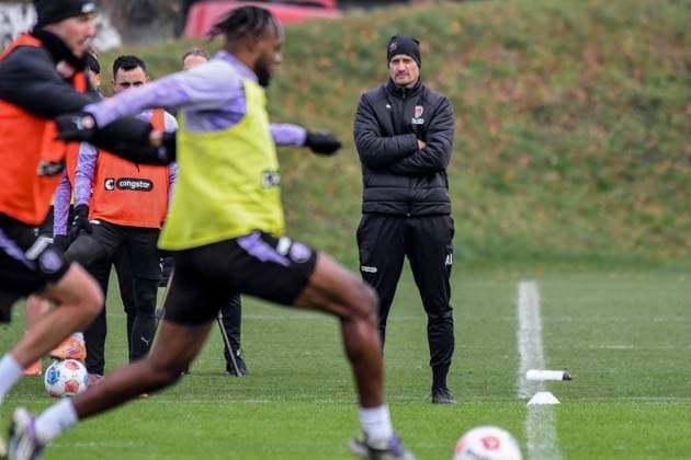 Karol Mets Ricky-Jade Jones Trainer Alexander Blessin ( Pauli ) Deutschland , Hamburg , Trainingsgelände an der Kollaustrasse , Fussball , 1. Bundesliga , Training des FC St Pauli
