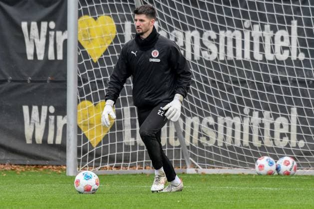 Nikola Vasilj ( Pauli ) am Ball Deutschland , Hamburg , Trainingsgelände an der Kollaustrasse , Fussball , 1. Bundesliga , Training des FC St Pauli