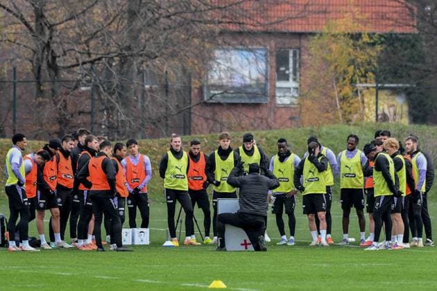 Ricky-Jade Jones Trainer Alexander Blessin ( Pauli ) mit Taktiktafel Deutschland , Hamburg , Trainingsgelände an der Kollaustrasse , Fussball , 1. Bundesliga , Training des FC St Pauli