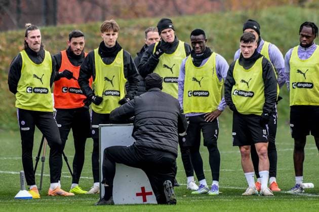 Ricky-Jade Jones Trainer Alexander Blessin ( Pauli ) mit Taktiktafel Deutschland , Hamburg , Trainingsgelände an der Kollaustrasse , Fussball , 1. Bundesliga , Training des FC St Pauli